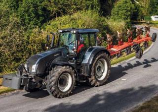 4WD traktorok Valtra T 153