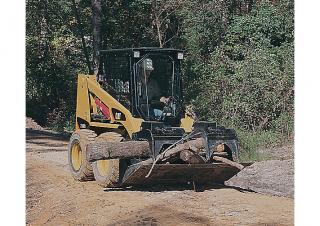 Csúszókormányzású rakodók Caterpillar 216B Serie 3