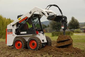 Csúszókormányzású rakodók Bobcat S 130