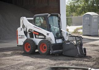 Csúszókormányzású rakodók Bobcat S570