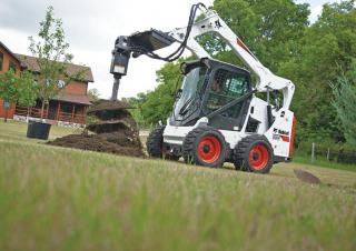 Csúszókormányzású rakodók Bobcat S590