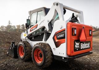 Csúszókormányzású rakodók Bobcat S590