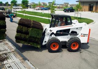 Csúszókormányzású rakodók Bobcat S630