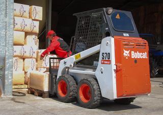 Csúszókormányzású rakodók Bobcat S70