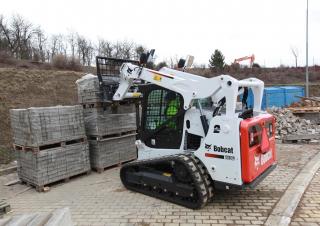 Csúszókormányzású rakodók Bobcat T590