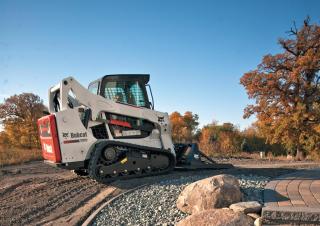 Csúszókormányzású rakodók Bobcat T590