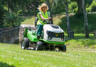 Fűnyíró és kertitraktorok Etesia HYDRO 100 III