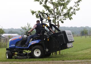 Fűnyíró és kertitraktorok Iseki SXG 326