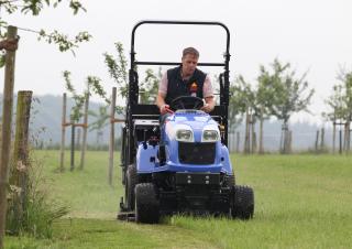 Fűnyíró és kertitraktorok Iseki SXG 326