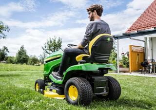 Fűnyíró és kertitraktorok John Deere X370