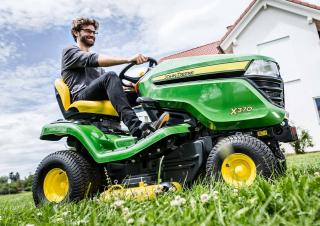 Fűnyíró és kertitraktorok John Deere X370