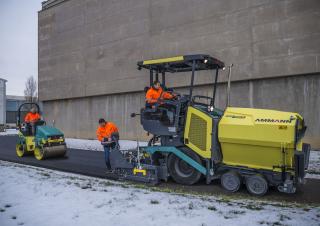 Gumikerekes finiserek Ammann AFW 400-3