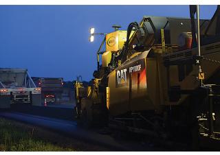 Gumikerekes finiserek Caterpillar AP1000F