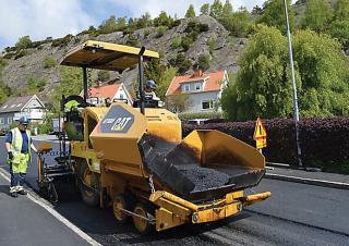 Gumikerekes finiserek Caterpillar AP300F