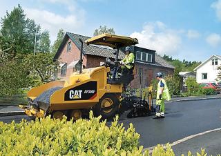 Gumikerekes finiserek Caterpillar AP300F
