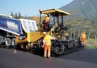 Gumikerekes finiserek Caterpillar AP600D