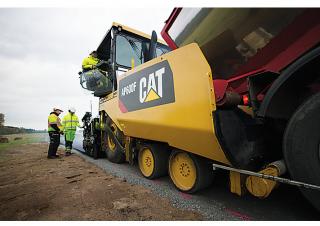 Gumikerekes finiserek Caterpillar AP600F