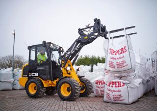 Gumikerekes homlokrakodók JCB 403