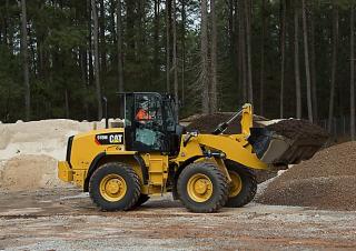 Gumikerekes homlokrakodók Caterpillar 918M