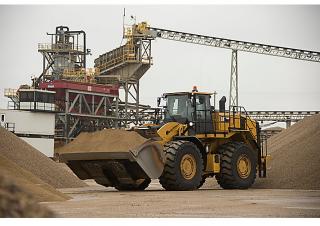Gumikerekes homlokrakodók Caterpillar 986K