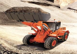 Gumikerekes homlokrakodók Doosan DL 200