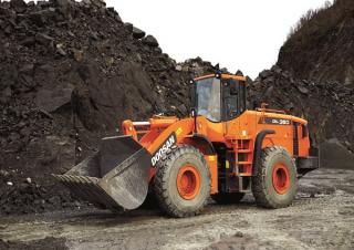 Gumikerekes homlokrakodók Doosan DL 350