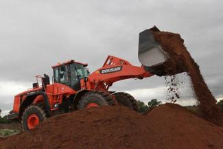 Gumikerekes homlokrakodók Doosan DL550-3