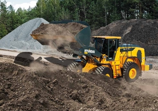 Gumikerekes homlokrakodók Hyundai HL975 XT