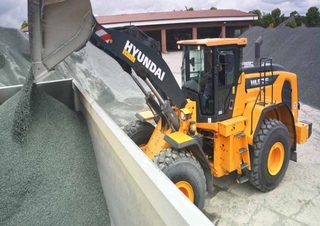 Gumikerekes homlokrakodók Hyundai HL975 XT