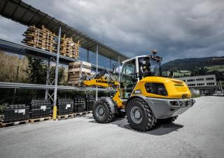 Gumikerekes homlokrakodók Liebherr L 504 Compact