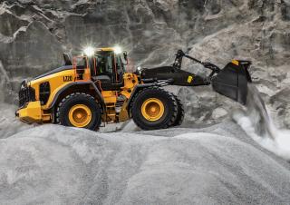 Gumikerekes homlokrakodók Volvo L220 