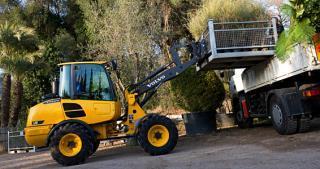 Gumikerekes homlokrakodók Volvo L25F