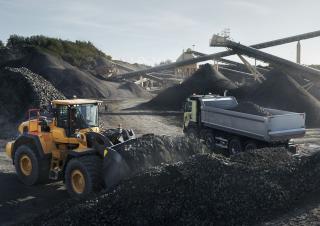 Gumikerekes homlokrakodók Volvo L260H 