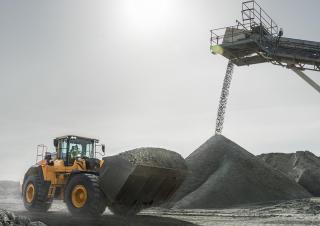 Gumikerekes homlokrakodók Volvo L260H 