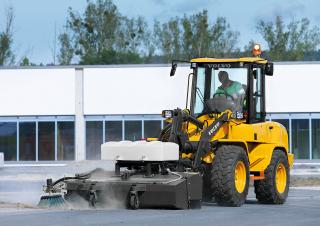 Gumikerekes homlokrakodók Volvo L30G