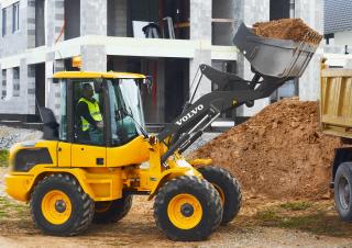Gumikerekes homlokrakodók Volvo L30G
