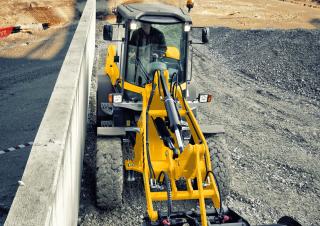 Gumikerekes homlokrakodók Yanmar V 120