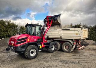 Gumikerekes homlokrakodók Yanmar V120