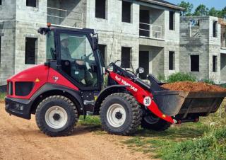Gumikerekes homlokrakodók Yanmar V7