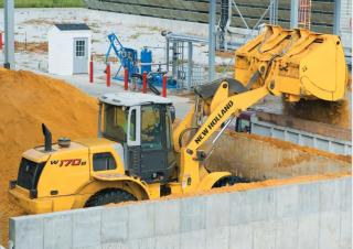 Gumikerekes homlokrakodók New Holland W170B
