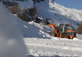 Gumikerekes homlokrakodók Hitachi ZW 150