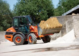 Gumikerekes homlokrakodók Hitachi ZW 75