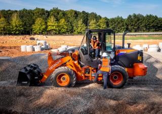 Gumikerekes homlokrakodók Hitachi ZW100-6