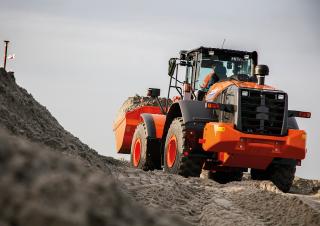 Gumikerekes homlokrakodók Hitachi ZW220-6