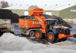 Gumikerekes homlokrakodók Hitachi ZW220-6