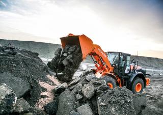 Gumikerekes homlokrakodók Hitachi ZW220-6