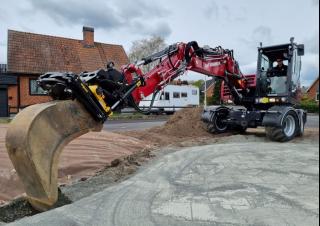 Gumikerekes kotrók Yanmar B95W MB 