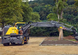 Gumikerekes kotrók Volvo EWR170