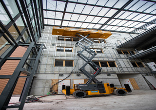 Ollós emelők Gumikerekes ollós személyemelők Haulotte HS15E