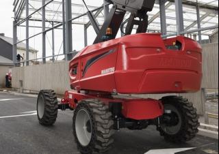 Gémes személyemelők Gumikerekes töretőgémes munkaállványok Manitou 220 TJ